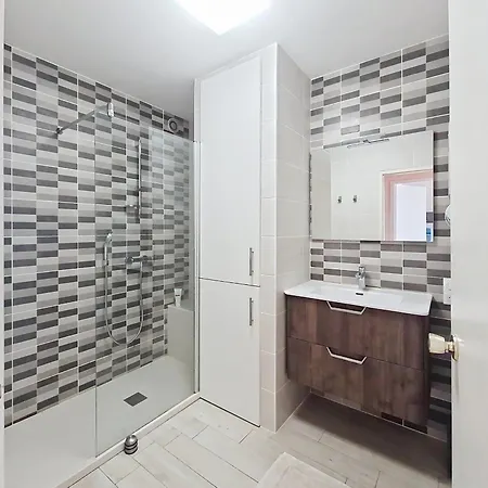 Appartement T2 Rénové Face à La Avec Terrasse Et Garage - Quartier Des Présidents - - Fr-1-331-90 *