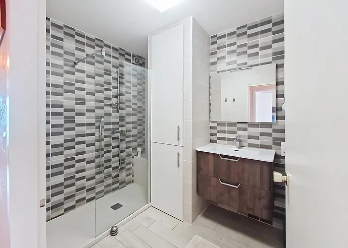 Apartman T2 Renove Face A La Avec Terrasse Et Garage - Quartier Des Presidents - - Fr-1-331-90 *